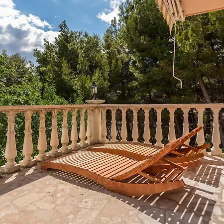 4 Bedroom Lovely In Holiday home