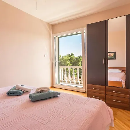 4 Bedroom Lovely In Holiday home