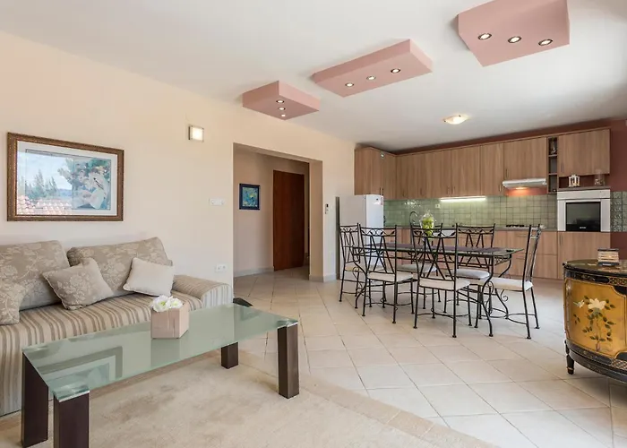 Casa de Férias 4 Bedroom Cozy In Kutleša